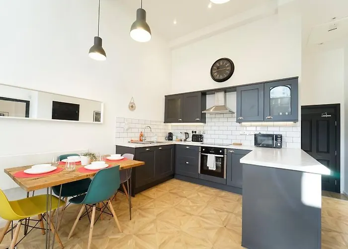 Spacious 2 Bedroom Centre * Лідс