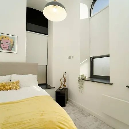 Spacious 2 Bedroom Centre