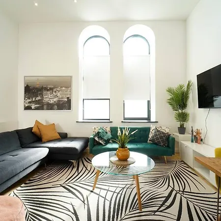 Spacious 2 Bedroom Centre